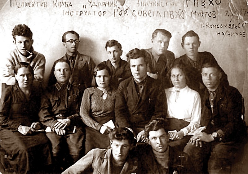Коллектив клуба «Ударник». В верхнем ряду слева  с трубкой  Г.А. Цивилёв 1937