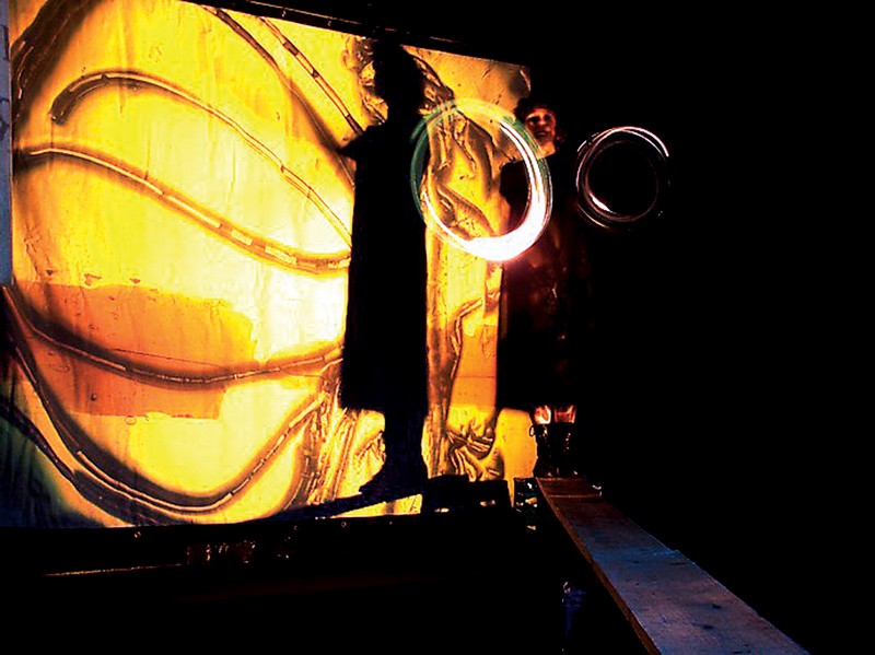 Динамическая световая проекция в спектакле «Доминанта ожидания».  Свет, вода, прозрачные минералы, объекты