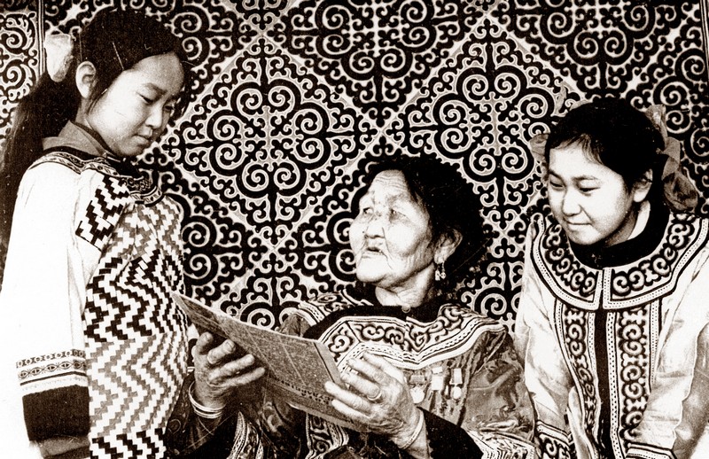Чикуэ Золонговна Киле со своими внучками. Село Дада, 1978. Из фондов ГМДВ