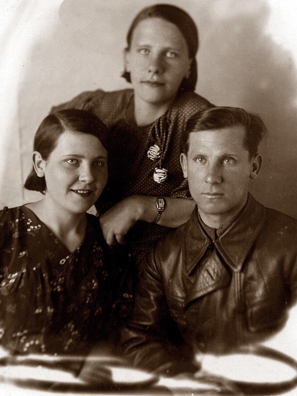 Анна, Ольга и Кирилл Федорищевы. 1946