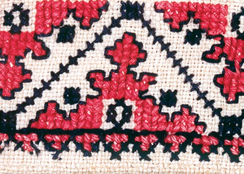 Фрагмент вышивки воротника свадебной рубахи с антропоморфным изображением. Конец XIX в. Украина