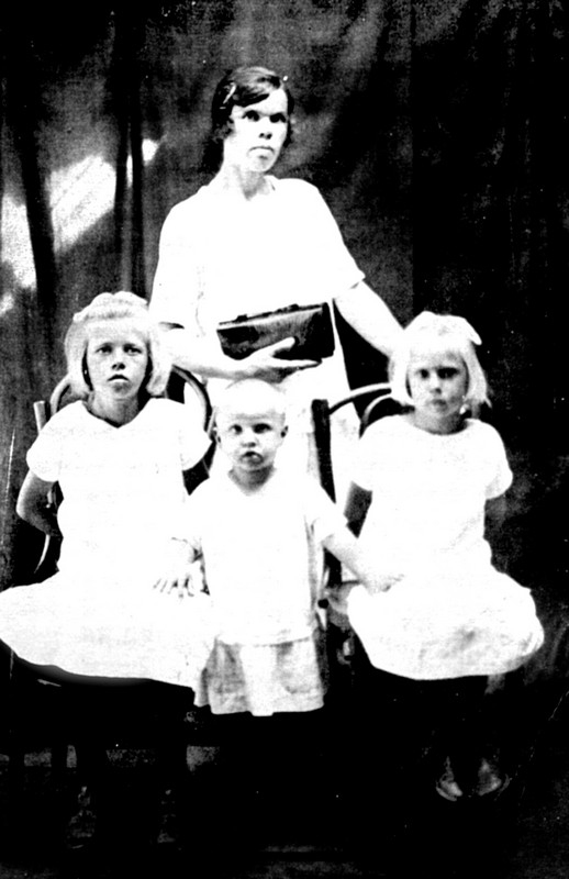 Стасько Ефросинья Михайловна с детьми Ларисой, Галиной и Ольгой. 1925