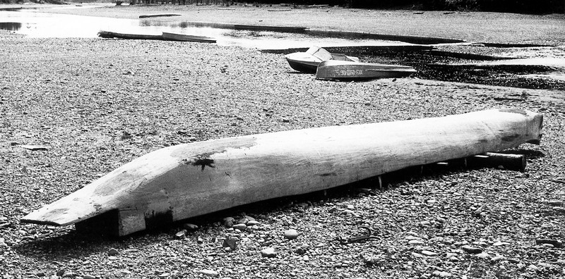 Долбленая лодка на берегу протоки р. Уды у села Удское. 1993. Фото Валерия Спидлена