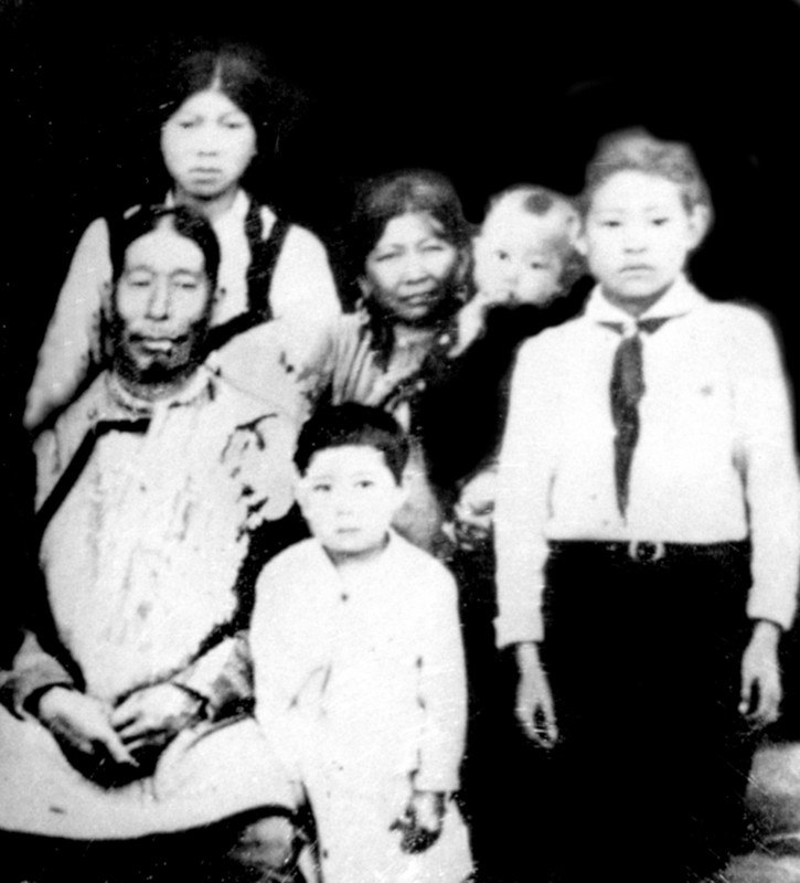 Фрагмент семейной фотографии. Слева Итэн Росугбу, за его спиной дочь ­– Т. М. Еюка, справа – младшая жена. 1936
