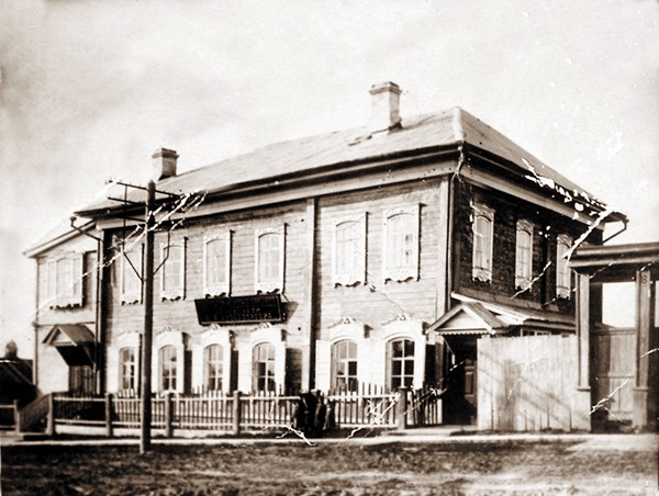 Здание Унтербергеровского училища, открытого в 1910 году