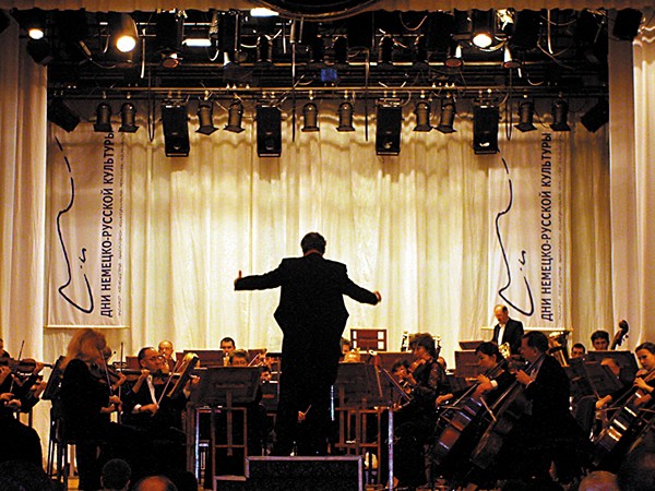 Концерт Дальневосточного симфонического оркестра под управлением дирижера Эккарта Шлойфера (Германия) 