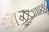 Татуировка, наносимая на кисти рук и предплечья. Фото из книги «Айну-но рекиси-то бунка», изд-во «Содошя», 2004 г., т.2, с.96