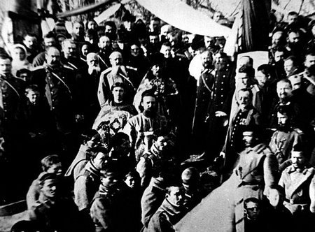 Отец Александр Протодиаконов в день закладки памятника Н.Н. Муравьеву-Амурскому (в центре)
