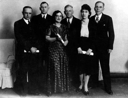 Группа харбинских поэтов, в центре (четвертый слева) А.И. Несмелов