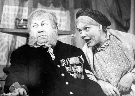 Нина Ярцева и Василий Меркурьев в спектакле «Правда хорошо, а счастье лучше». Комсомольск-на-Амуре, 1960-е годы