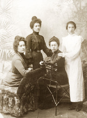 Сестры Плещеевы: Евгения, Маргарита, в пенсне – Елизавета, Зинаида. Начало ХХ века