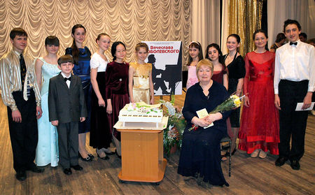 И.П. Соболевская и участники фестиваля-конкурса юных пианистов