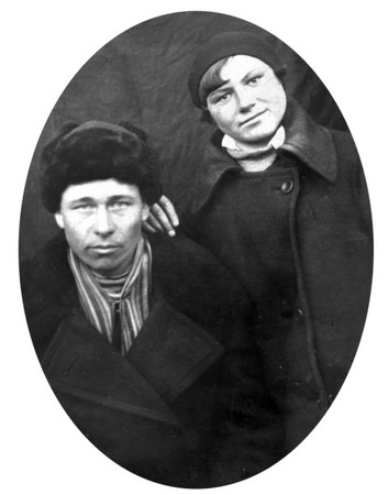 На память дедушке  Матвею и бабушке Прасковье от внучки Дуси Аверьяновны Устиновой. 30 марта 1936  