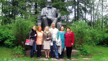 Участники фестиваля «Успех» у памятника  А.Н. Островскому