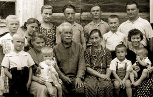 Анатолий Петрович Рюмкин с большой семьей