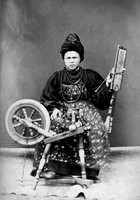 Семейская женщина-староверка за прядением. 1885