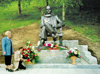 У памятника писателю Николаю Павловичу Задорнову. 1999