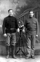 Отец Евстафий Матвеевич (слева) после госпиталя. Петроград. 1917