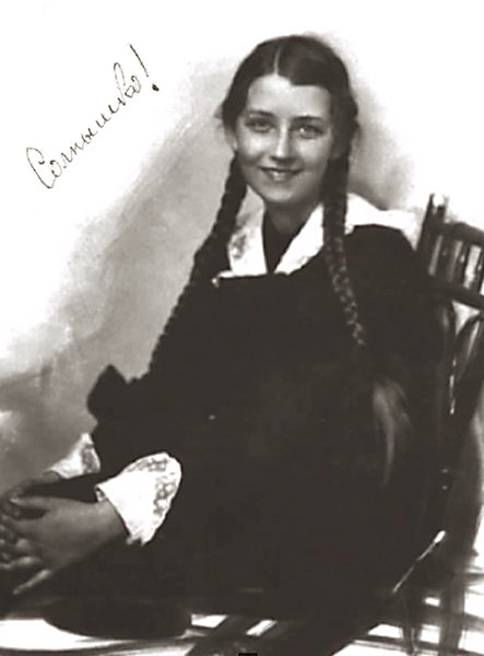 Нина — гимназистка выпускного класса, 1916