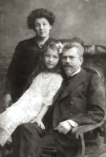 Нина с родителями, 1900-е