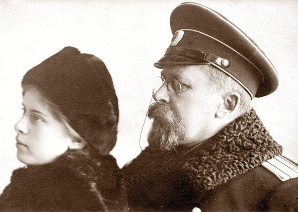 Павел Иванович и дочь Наташа. Ревель. 1914
