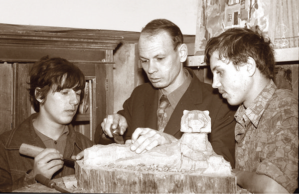 Виктор Николаевич Джунь со студентами в скульптурной мастерской
