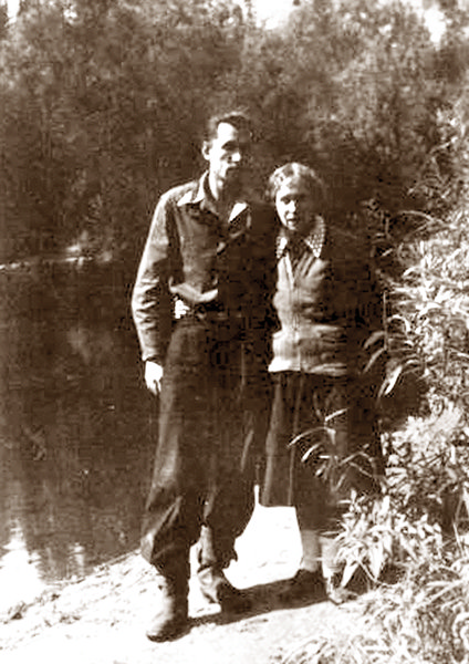 Анатолий Анатольевич с мамой Ольгой Евгеньевной после освобождения. Сибирь. 1955
