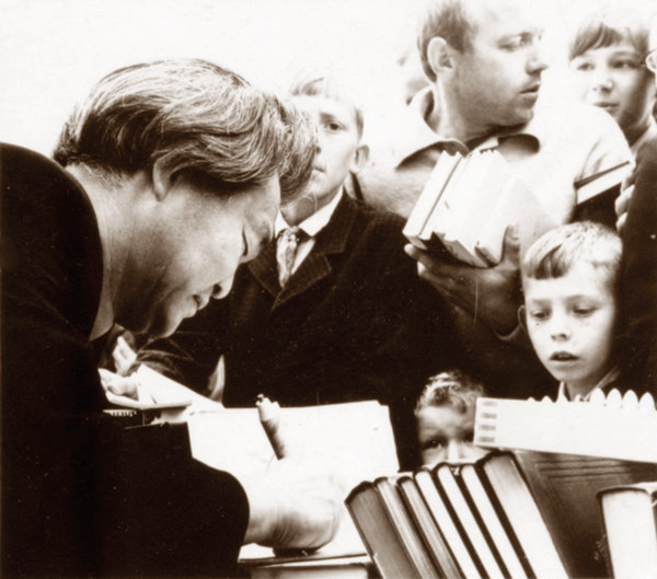 Декада советской литературы в Николаевске-на-Амуре. Г.Г. Ходжер дает автографы.  4 сентября 1971 