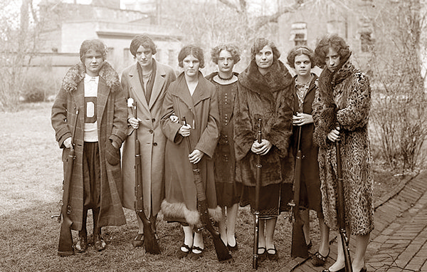 Марианна Колосова (третья справа) среди подруг по Женскому фашистскому движению. 1934