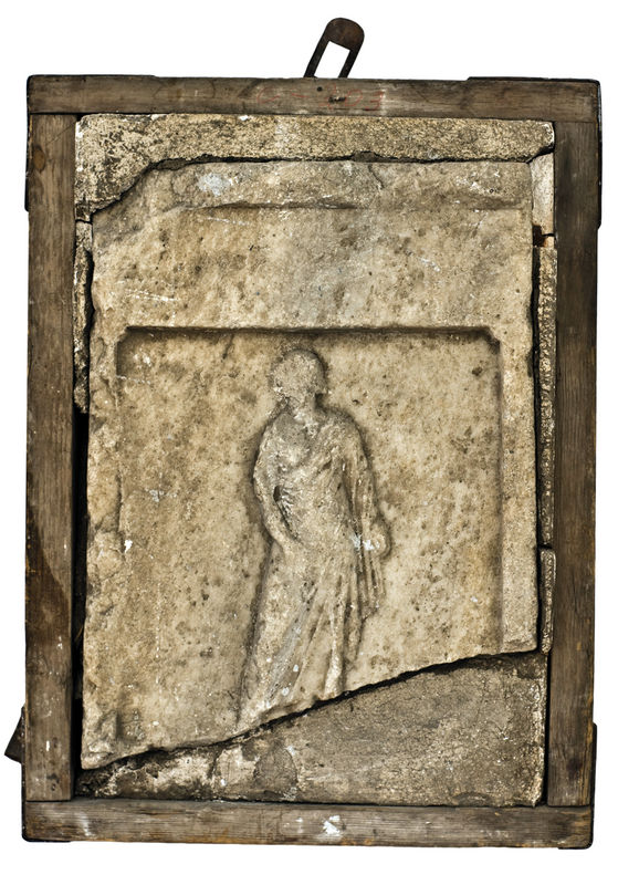 Надгробный рельеф с изображением юноши. III–II века до н. э.  Древняя Греция. 42х29,5х12. ДВХМ. Инв. № С-203. Пост. в 1931 г. из Эрмитажа