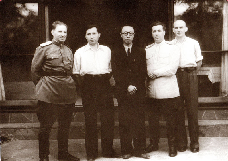 Слева направо: Б.А. Гицевич, П.К. Вязев, последний китайский император Айсингёро Пу И, начальник группы полковник М.М. Кудрявцев, переводчик-консультант Г.Г. Пермяков. Вилла Советского посольства в Токио.  Август 1946-го