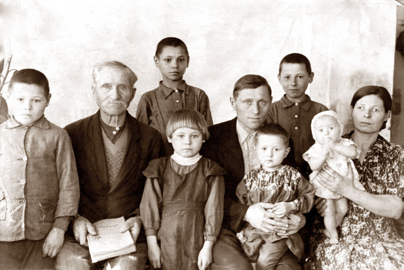 Семья Крадиных. Первый справа  (стоит) Н.П. Крадин