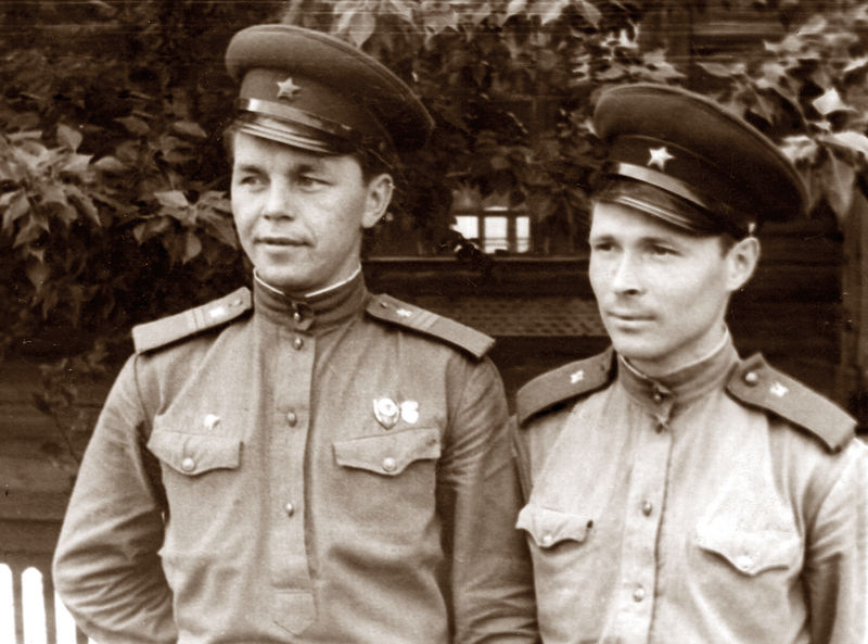 Николай Крадин (справа) во время службы в армии
