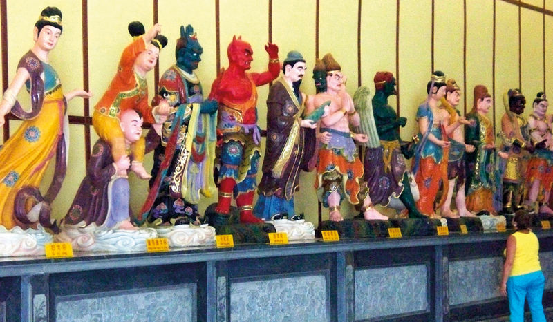 32 скульптуры богов,богинь, демонов в буддийском храме Авалокитешвара