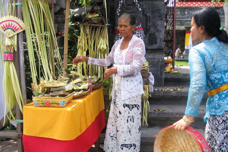Подношение даров божествам на о. Бали во время храмового праздника