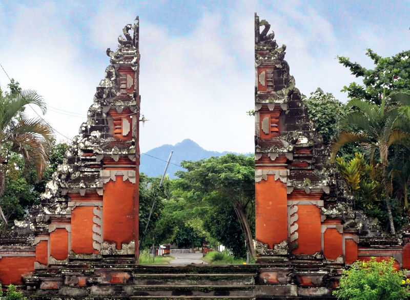 Ворота, ведущие в храм Лингсар на о. Ломбок. На его территории молятся вместе индуисты, мусульмане и буддисты