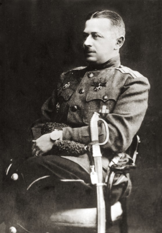 Владимир Михайлович Лермонтов (1874–1954),  полковник 12-го Ахтырского гусарского полка. 1915 