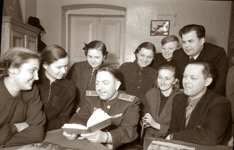 Писатели с учащимися школы в с. Сита района им. Лазо. В.Н. Александровский. 1960