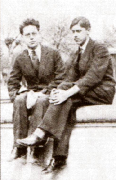 Секретарь «Молодой Чураевки» В. Слободчиков (справа). Харбин. 1930-е 