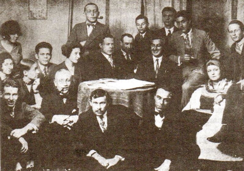 Шанхайское литературное содружество «Понедельник» в новогодний понедельник 1931 года. В центре в нижнем ряду Михаил Щербаков