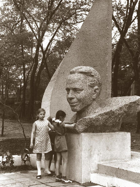 Памятник писателю в Детском парке имени А. Гайдара г. Хабаровска. Скульптор – Г. Мазуренко