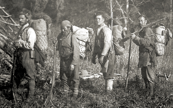Владимир Клавдиевич Арсеньев, Дерсу Узала, казак (фамилия неизвестна), Джан Бао в полном снаряжении на реке Такема. 1906