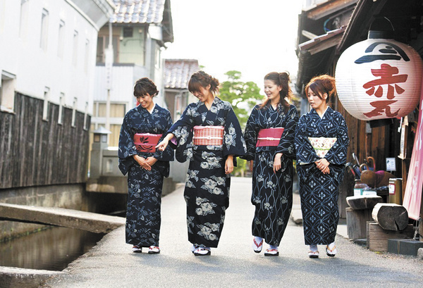 Девушки в традиционном кимоно префектуры Тоттори