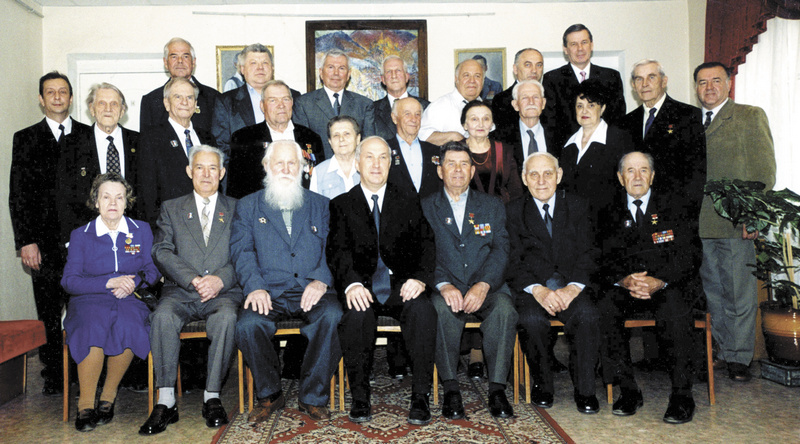 З.В. Востоков (второй слева во втором ряду) среди почетных граждан г. Хабаровска. 2003