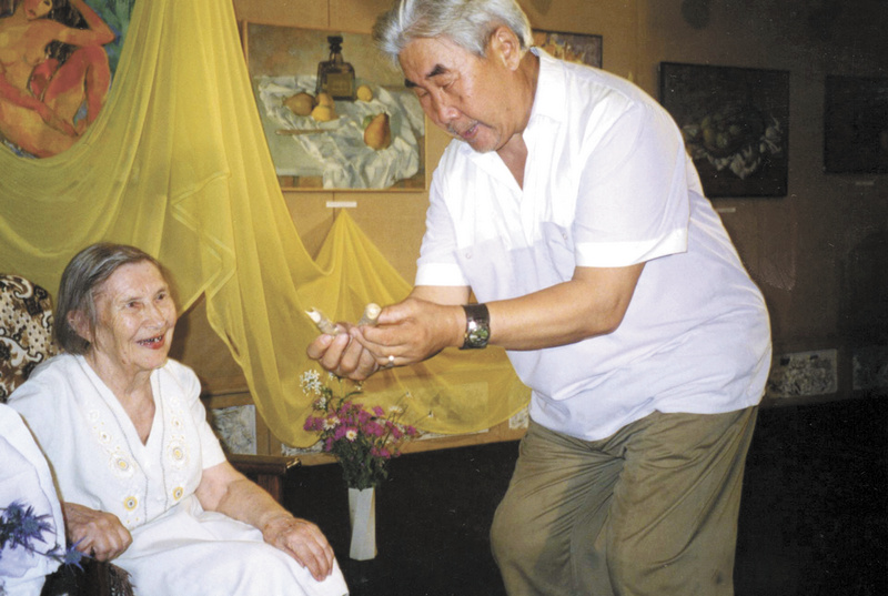 Андрей Александрович Пассар поздравляет с 85-летием Валентину Гавриловну Старикову. 1999