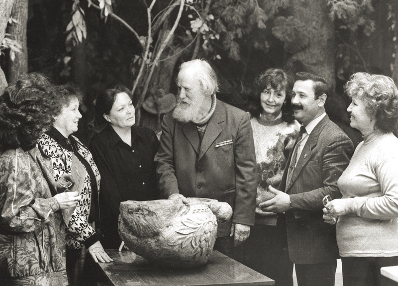 Вручение вазы из капа в честь столетия Гродековского музея. 1994