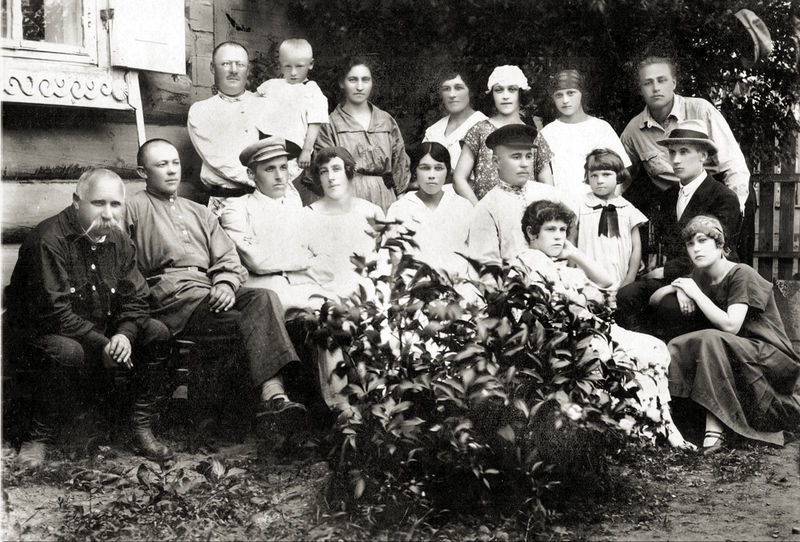 Группа молодежи с. Поярково. Во втором ряду первый слева – Николай Симонович Коренев с сыном Николаем. Поярково, 1927 г. 