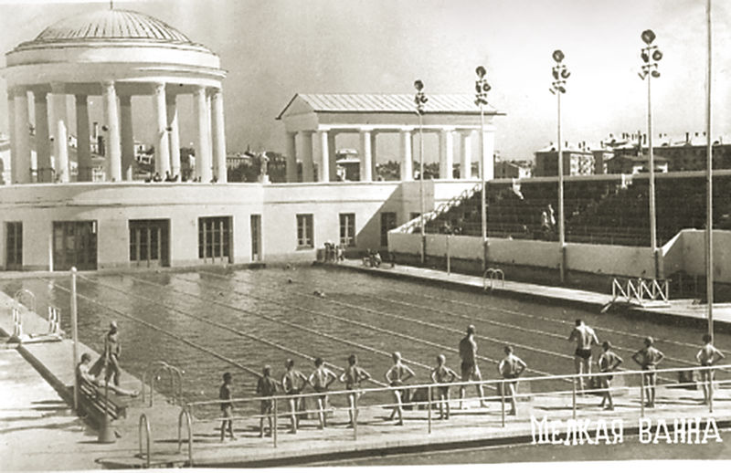 Вид открытого плавательного бассейна. 1960