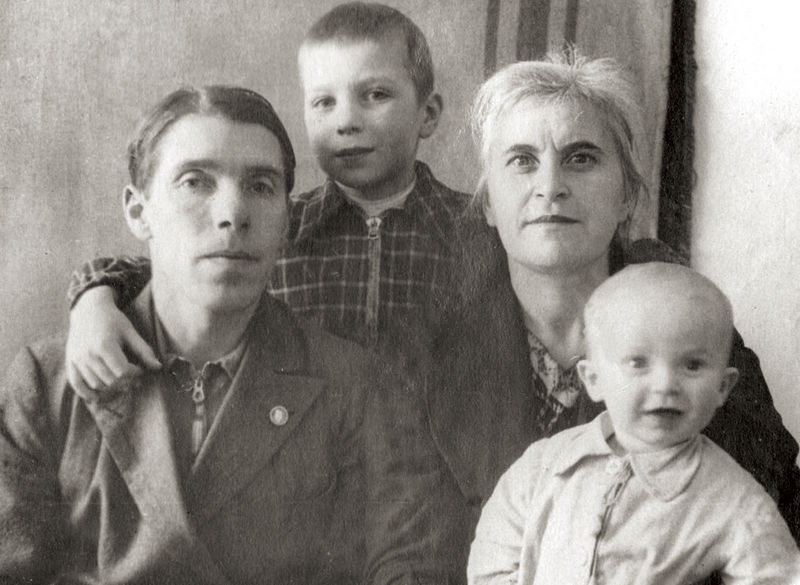 Александр (справа) с мамой, папой и братом Валерой. 1949