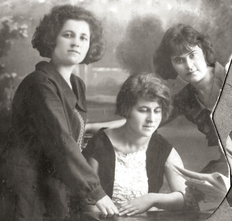 Мама Мария Васильевна (справа) с сестрами Верой и Аней